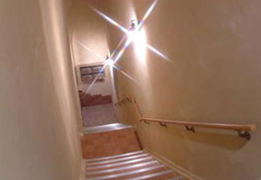 洒落た屋内の共用階段